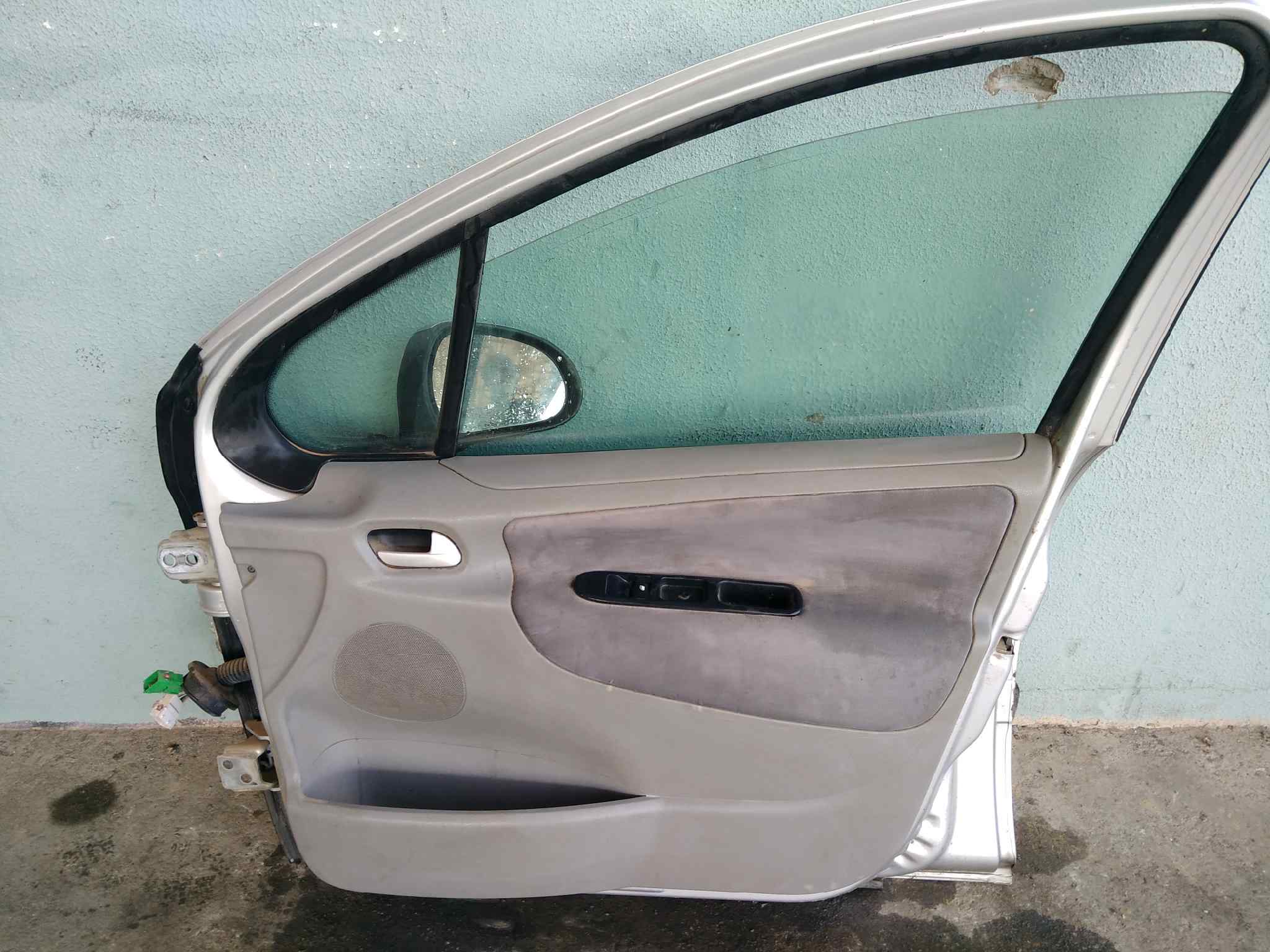 GUARNECIDO PUERTA DELANTERA DERECHA