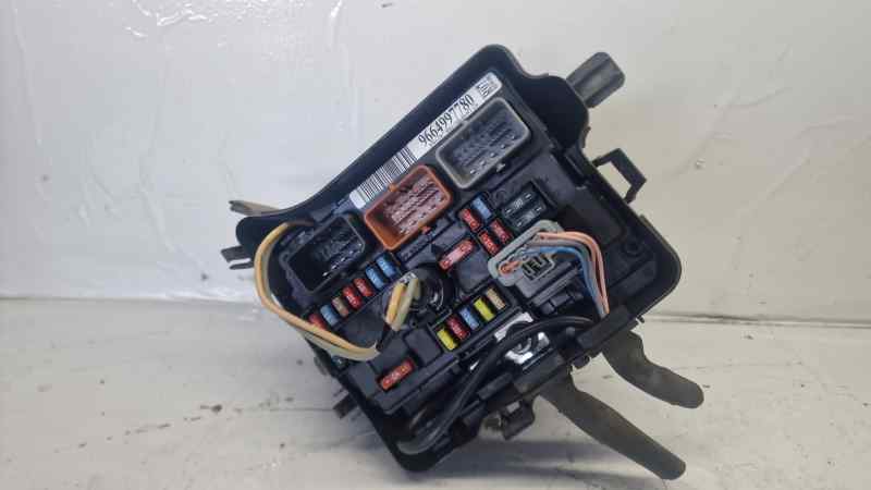 CAJA RELES - FUSIBLES