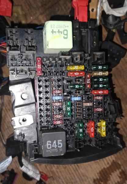 CAJA RELES - FUSIBLES