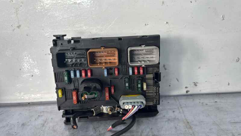 CAJA RELES - FUSIBLES