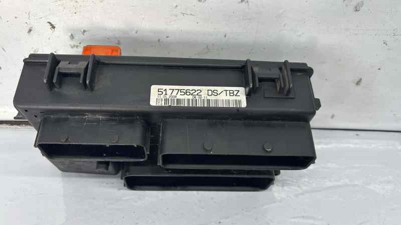 CAJA RELES - FUSIBLES