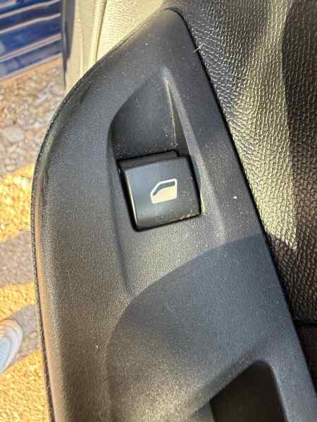 MANDO ELEVALUNAS TRASERO DERECHO