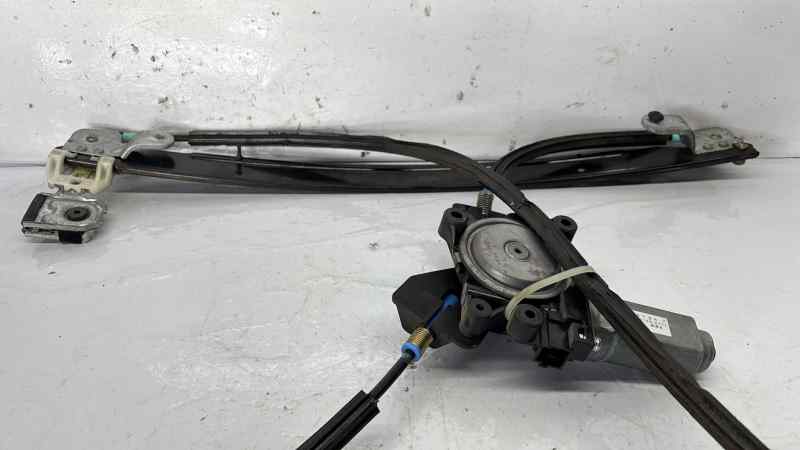 ELEVALUNAS DELANTERO DERECHO