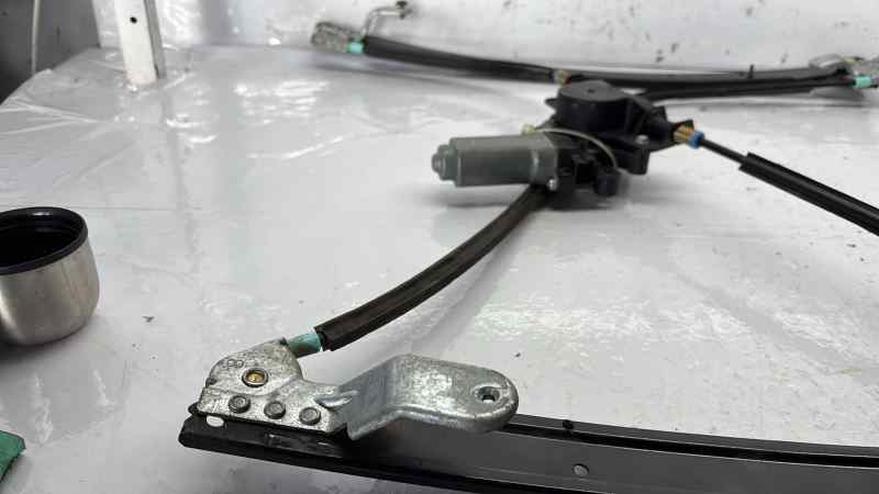 ELEVALUNAS DELANTERO DERECHO