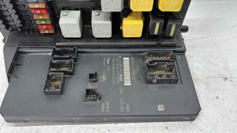 CAJA RELES - FUSIBLES