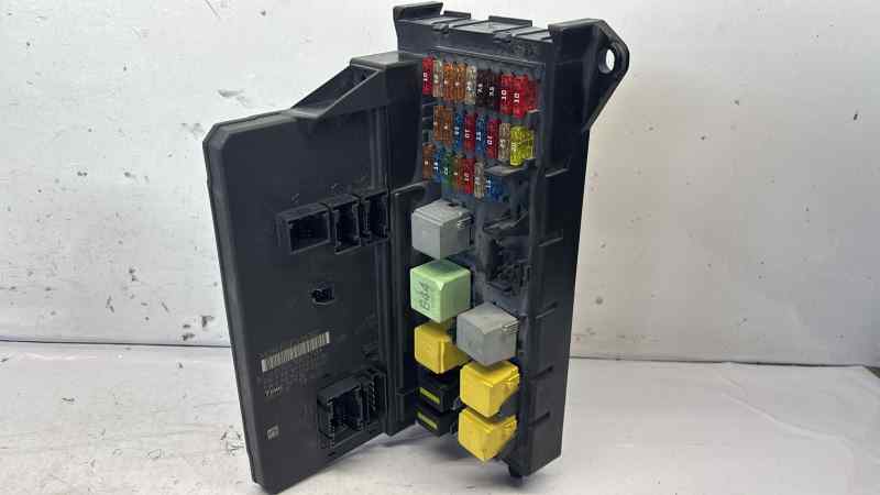 CAJA RELES - FUSIBLES