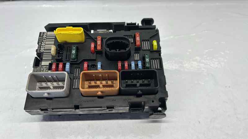 CAJA RELES - FUSIBLES