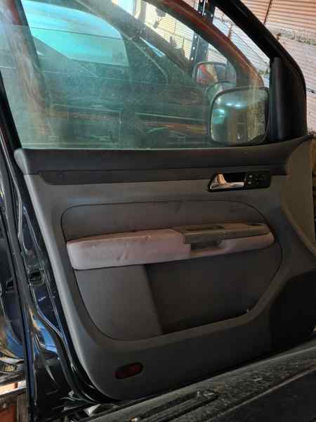 GUARNECIDO PUERTA DELANTERA IZQUIERDA