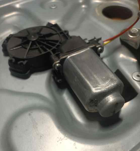 ELEVALUNAS DELANTERO DERECHO