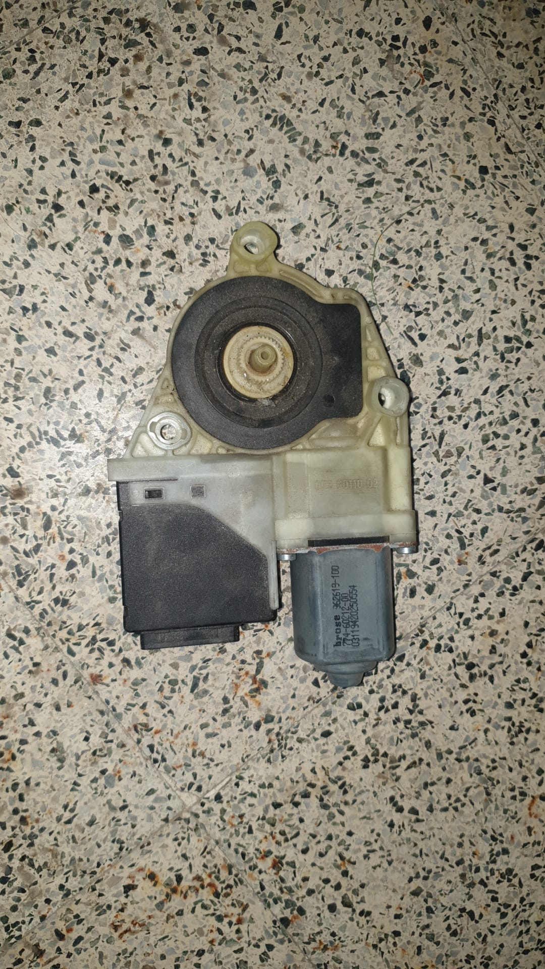 MOTOR ELEVALUNAS TRASERO IZQUIERDO VOLKSWAGEN PASSAT VARIANT (3B6) foto 2